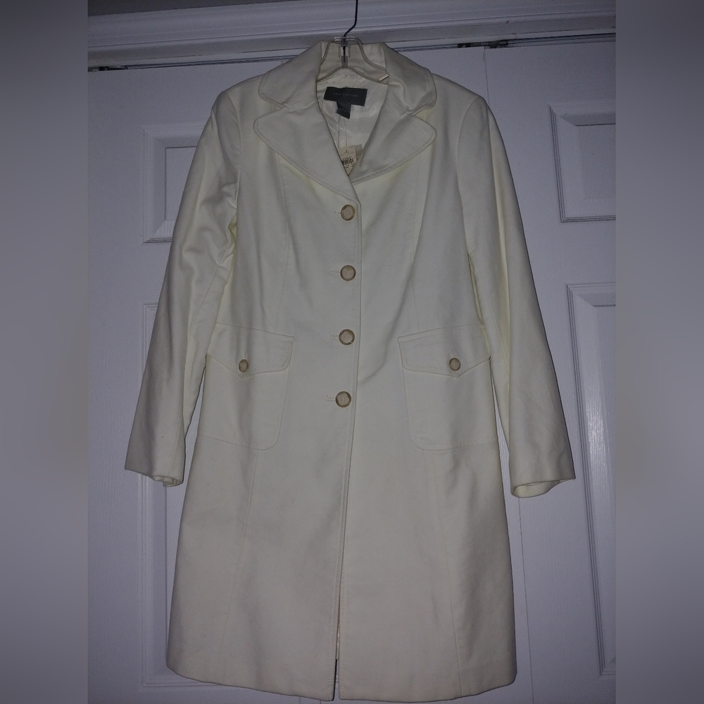 Beautiful classy Ann Taylor Off-White Coat Size 6